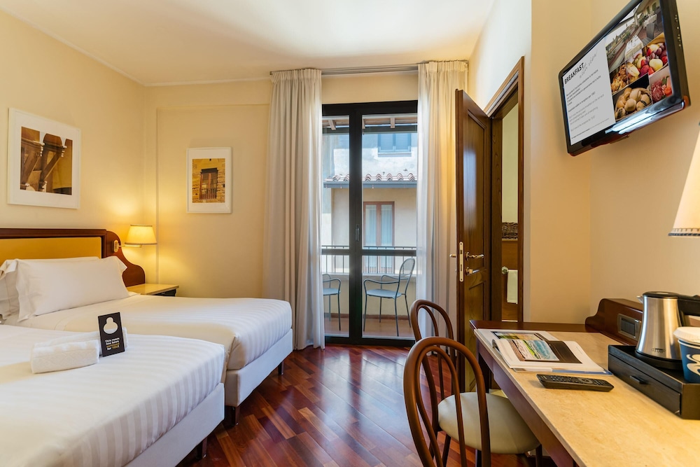 B&B Hotel Firenze Pitti Palace al Ponte Vecchio — Hotel rooms in Florence, Tuscany