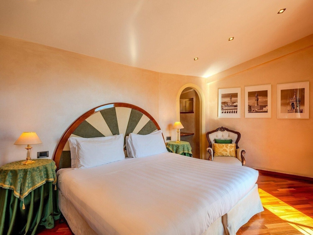 B&B Hotel Firenze Pitti Palace al Ponte Vecchio — Hotel rooms in Florence, Tuscany