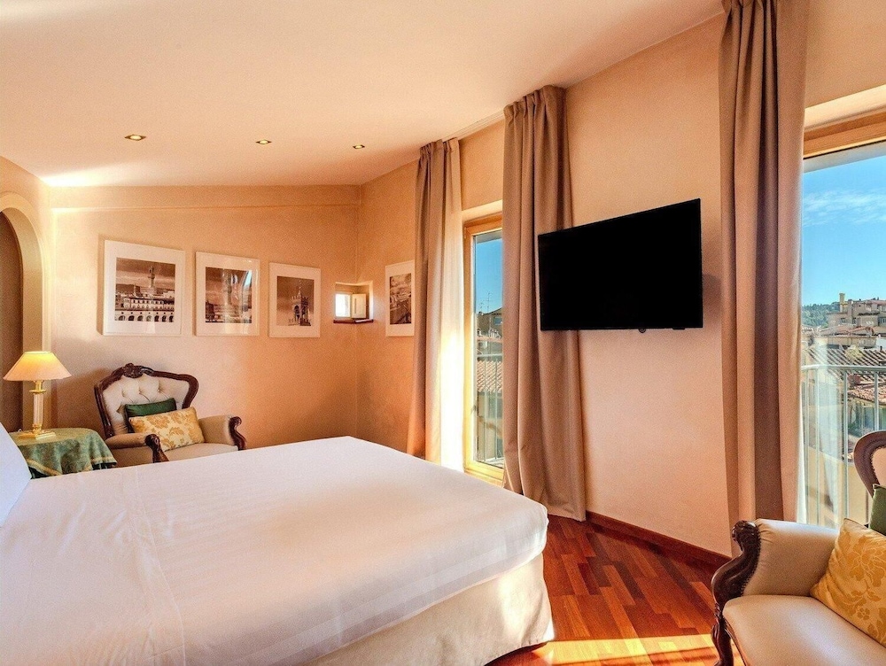 B&B Hotel Firenze Pitti Palace al Ponte Vecchio — Hotel rooms in Florence, Tuscany