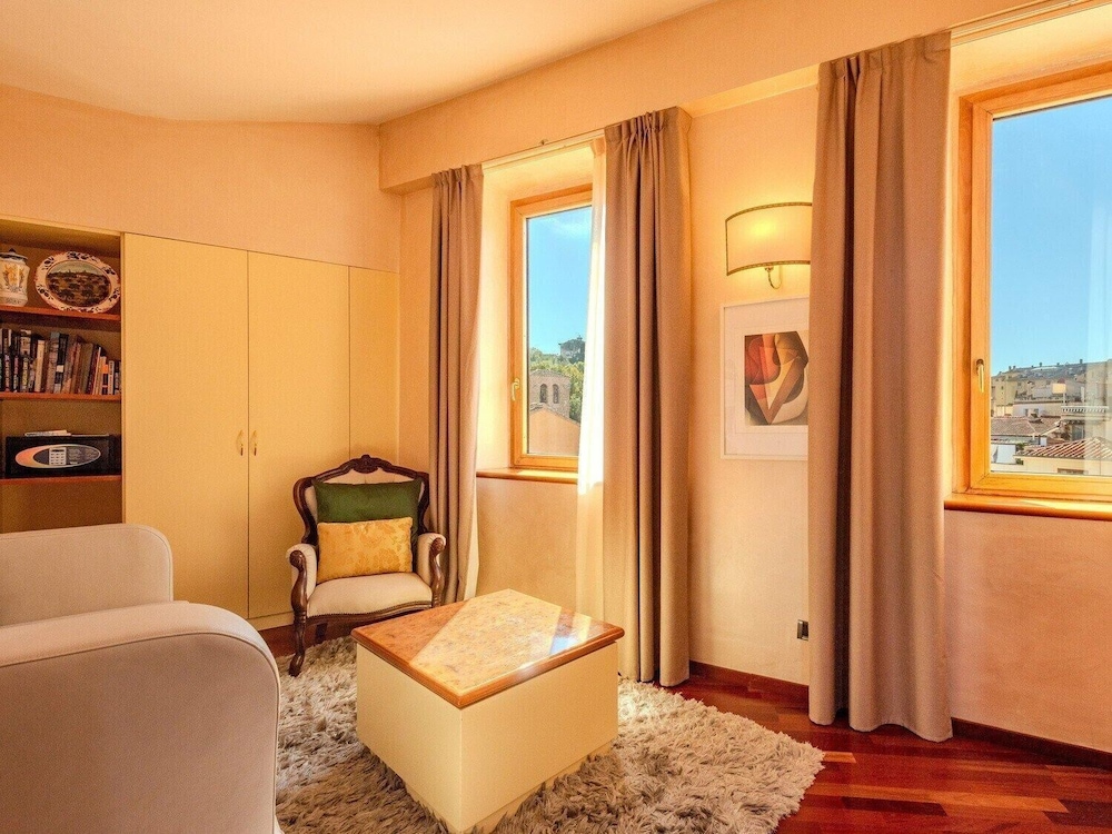 B&B Hotel Firenze Pitti Palace al Ponte Vecchio — Hotel rooms in Florence, Tuscany