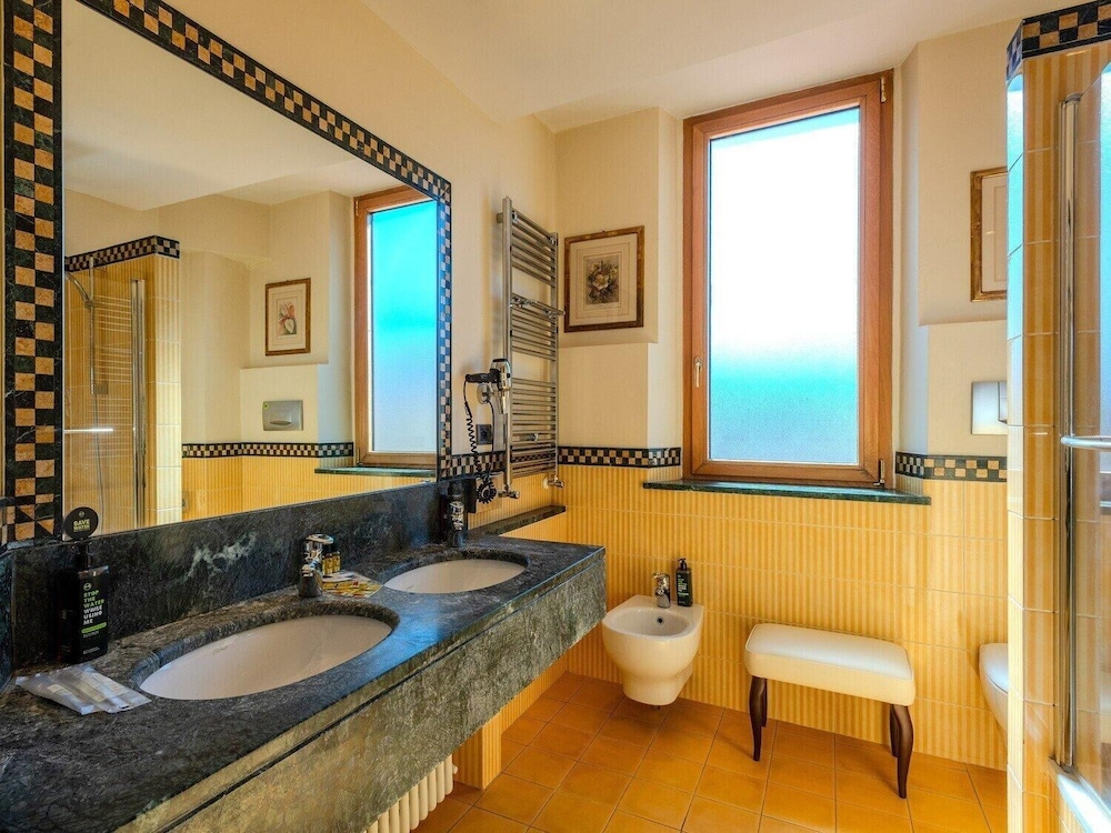 B&B Hotel Firenze Pitti Palace al Ponte Vecchio — Hotel rooms in Florence, Tuscany