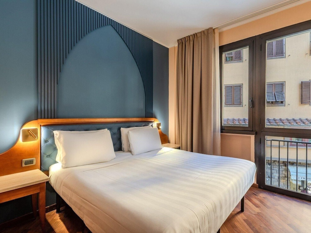 B&B Hotel Firenze Pitti Palace al Ponte Vecchio — Hotel rooms in Florence, Tuscany