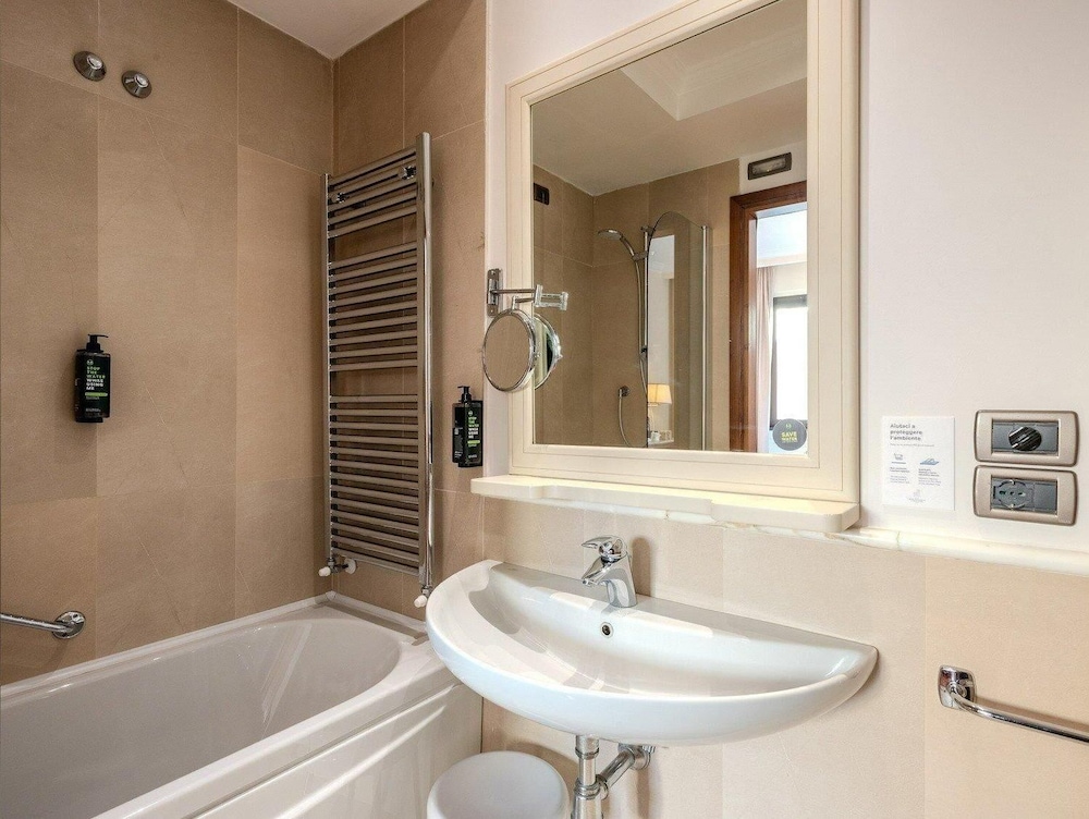 B&B Hotel Firenze Pitti Palace al Ponte Vecchio — Hotel rooms in Florence, Tuscany