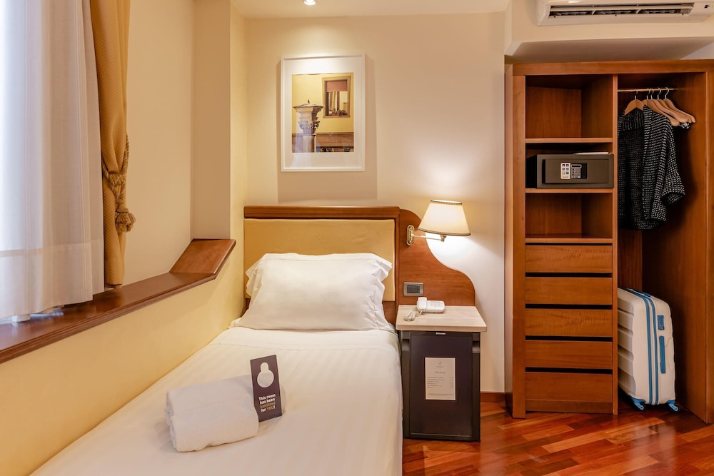 B&B Hotel Firenze Pitti Palace al Ponte Vecchio — Hotel rooms in Florence, Tuscany