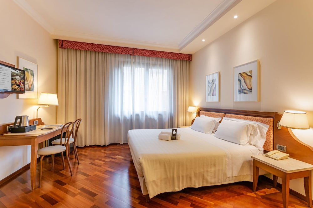 B&B Hotel Firenze Pitti Palace al Ponte Vecchio — Hotel rooms in Florence, Tuscany