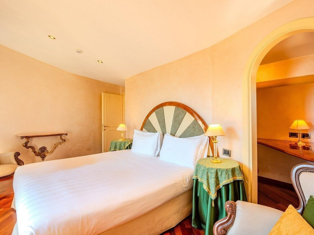 B&B Hotel Firenze Pitti Palace al Ponte Vecchio — Hotel rooms in Florence, Tuscany