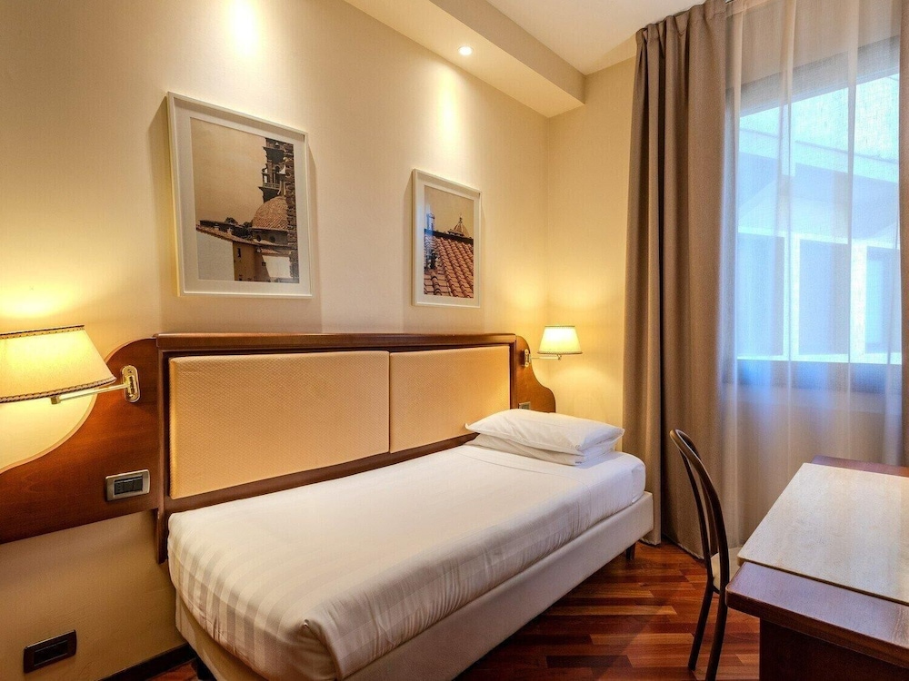B&B Hotel Firenze Pitti Palace al Ponte Vecchio — Hotel rooms in Florence, Tuscany