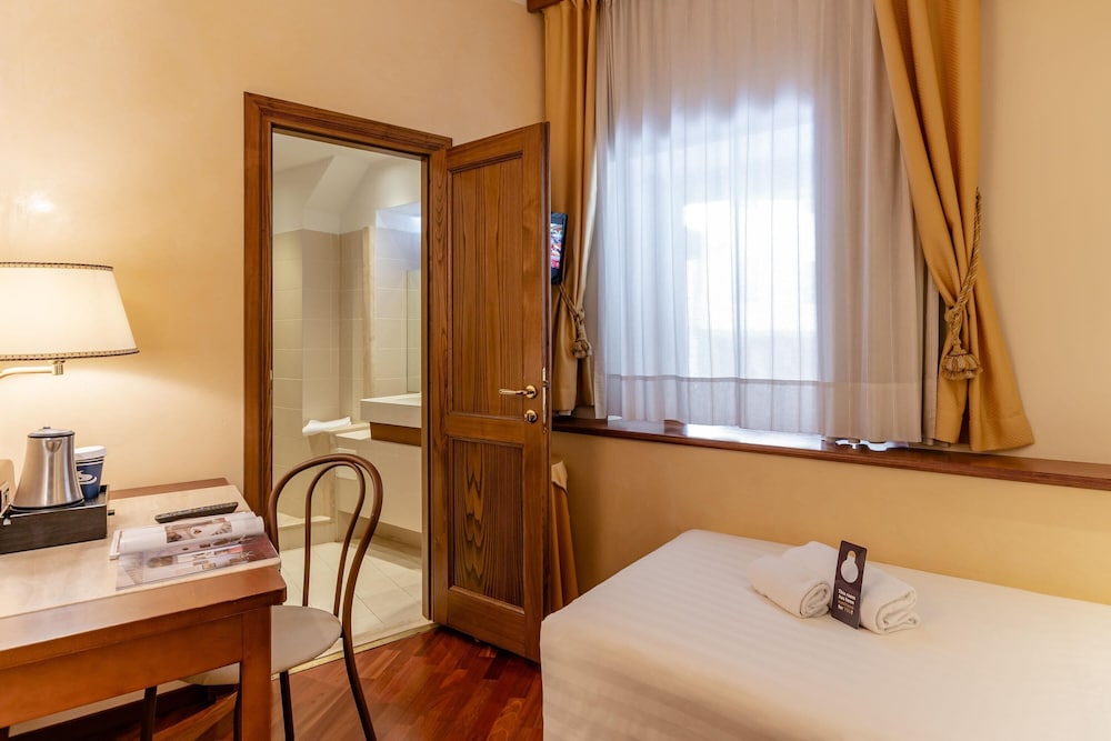 B&B Hotel Firenze Pitti Palace al Ponte Vecchio — Hotel rooms in Florence, Tuscany