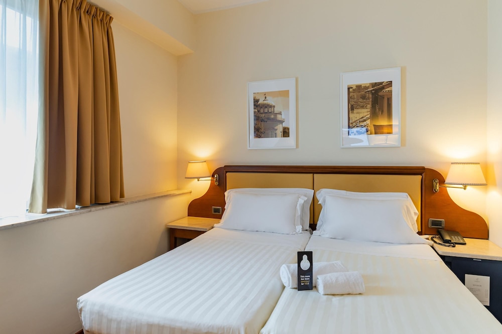 B&B Hotel Firenze Pitti Palace al Ponte Vecchio — Hotel rooms in Florence, Tuscany