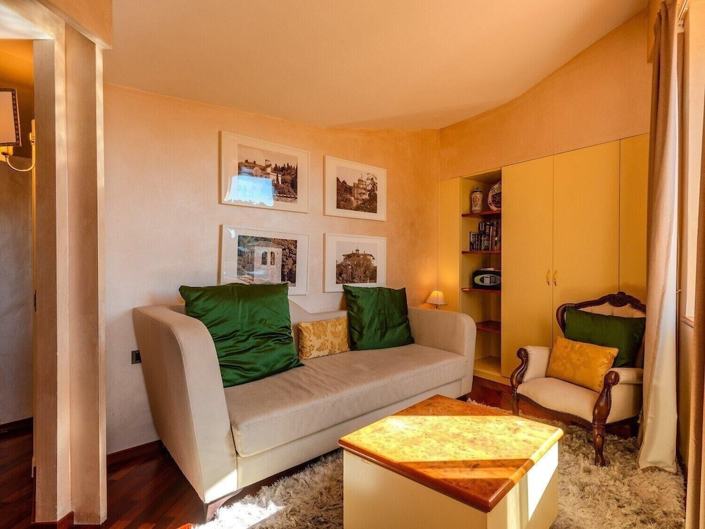 B&B Hotel Firenze Pitti Palace al Ponte Vecchio — Hotel rooms in Florence, Tuscany