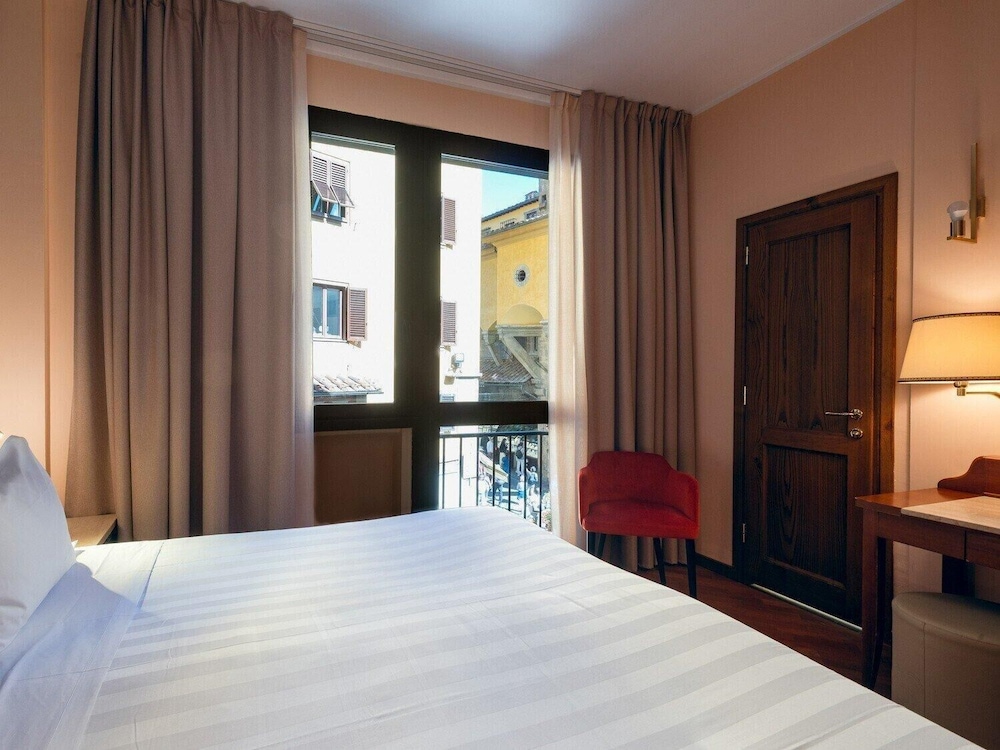 B&B Hotel Firenze Pitti Palace al Ponte Vecchio — Hotel rooms in Florence, Tuscany
