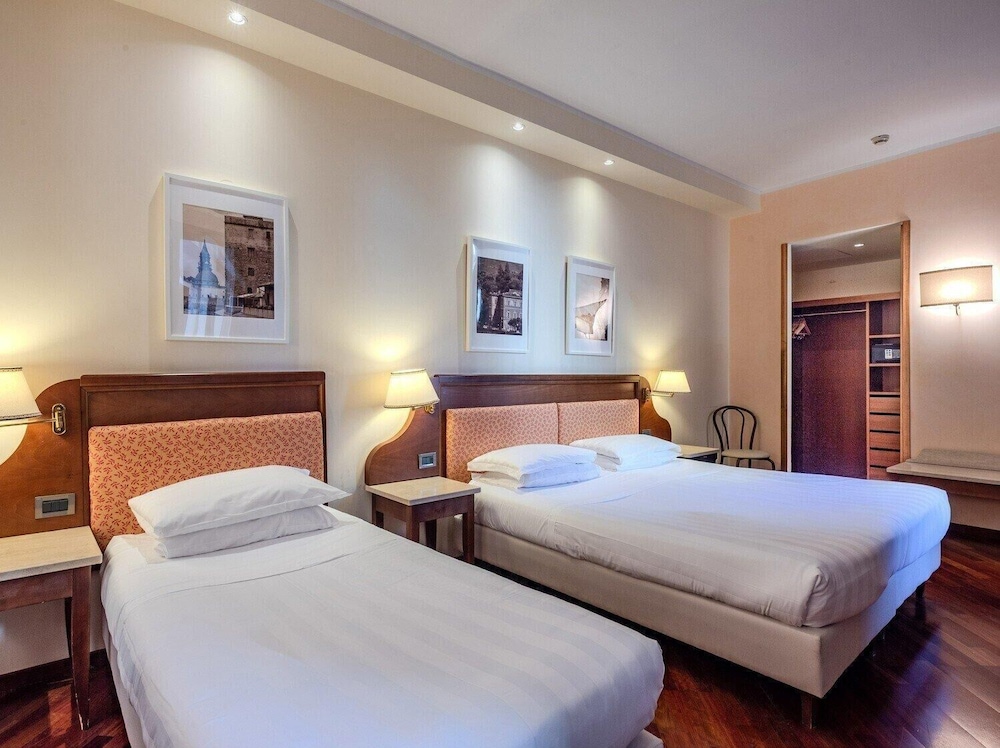 B&B Hotel Firenze Pitti Palace al Ponte Vecchio — Hotel rooms in Florence, Tuscany