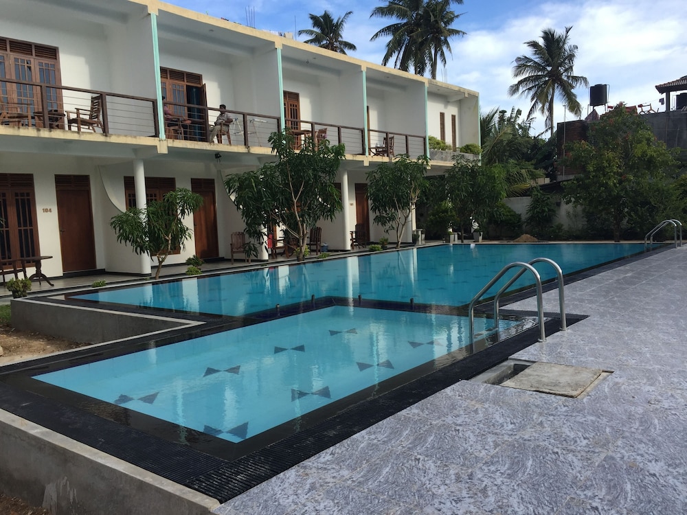Wavelength — Swimming pool in Mirissa