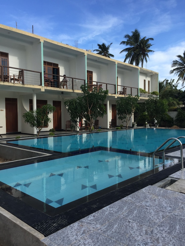 Wavelength — Swimming pool in Mirissa