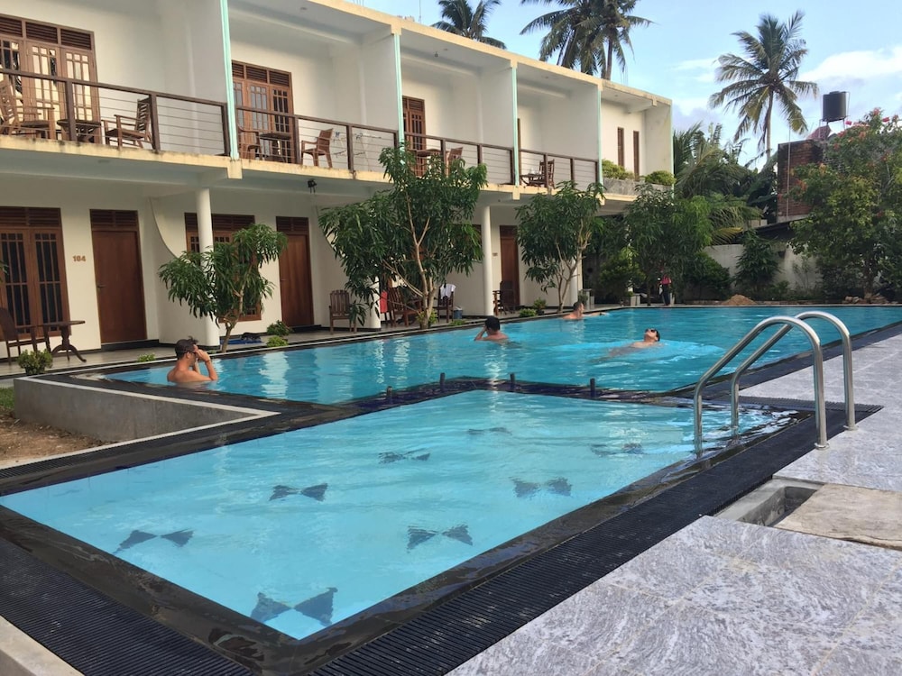 Wavelength — Swimming pool in Mirissa
