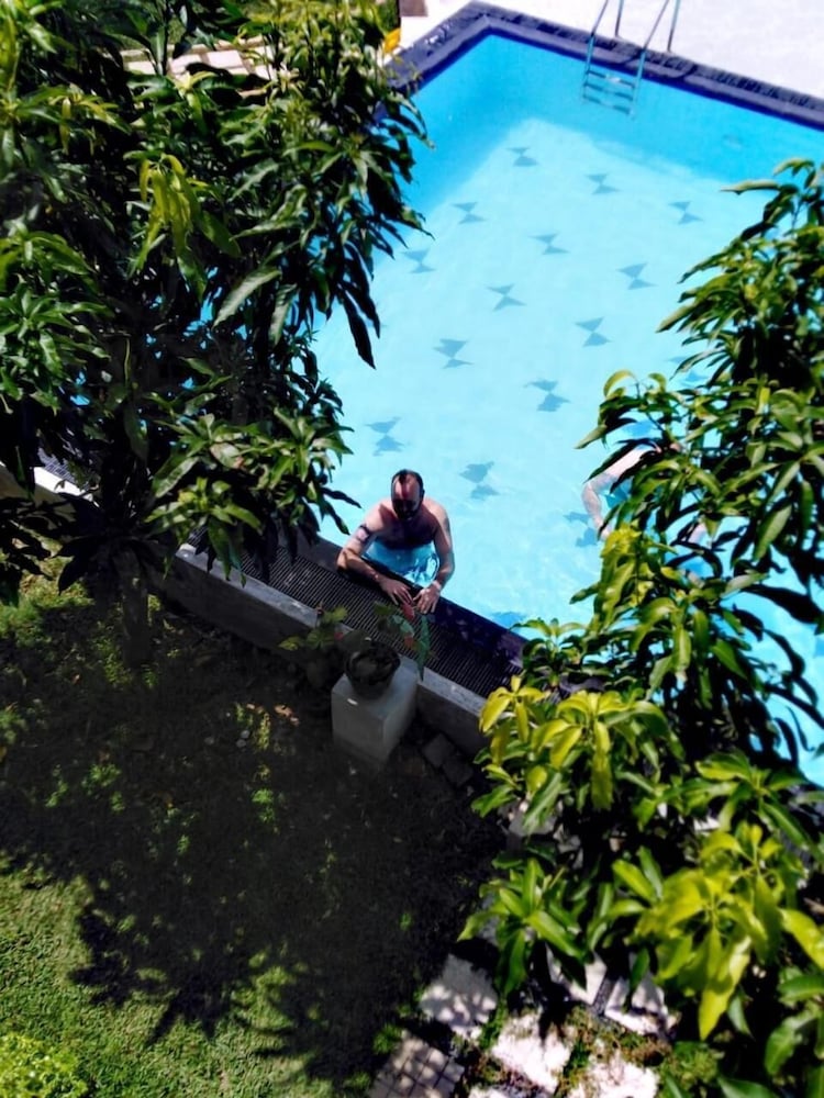 Wavelength — Swimming pool in Mirissa