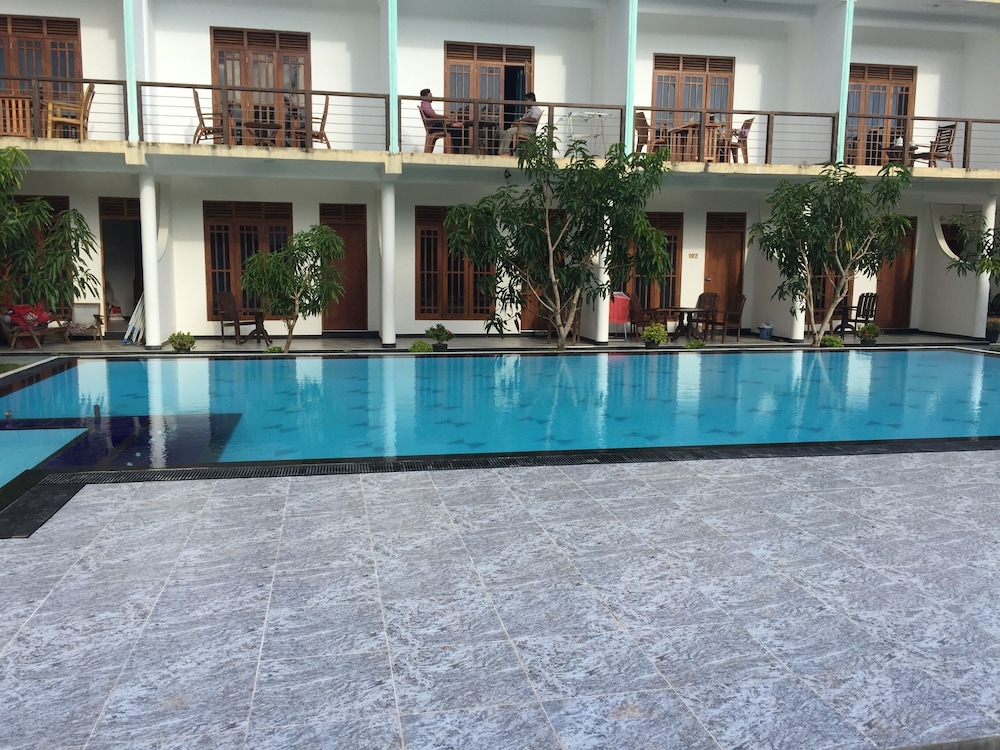 Wavelength — Swimming pool in Mirissa