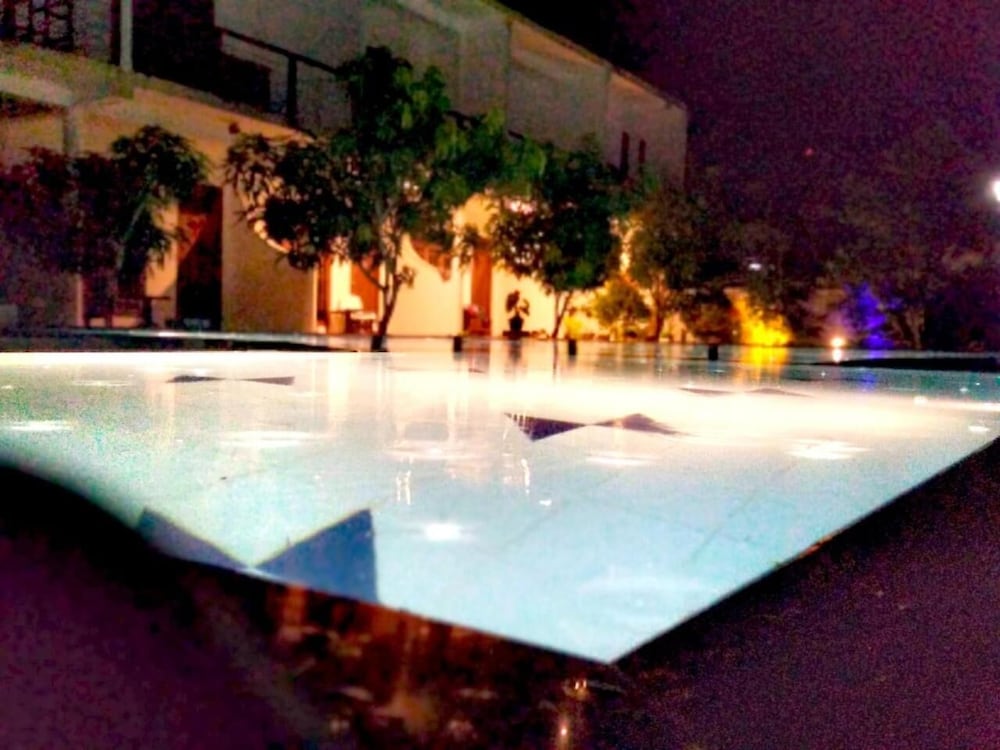 Wavelength — Swimming pool in Mirissa