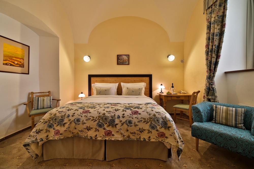 Hotel Questenberg — Hotel rooms in Prague, Prague
