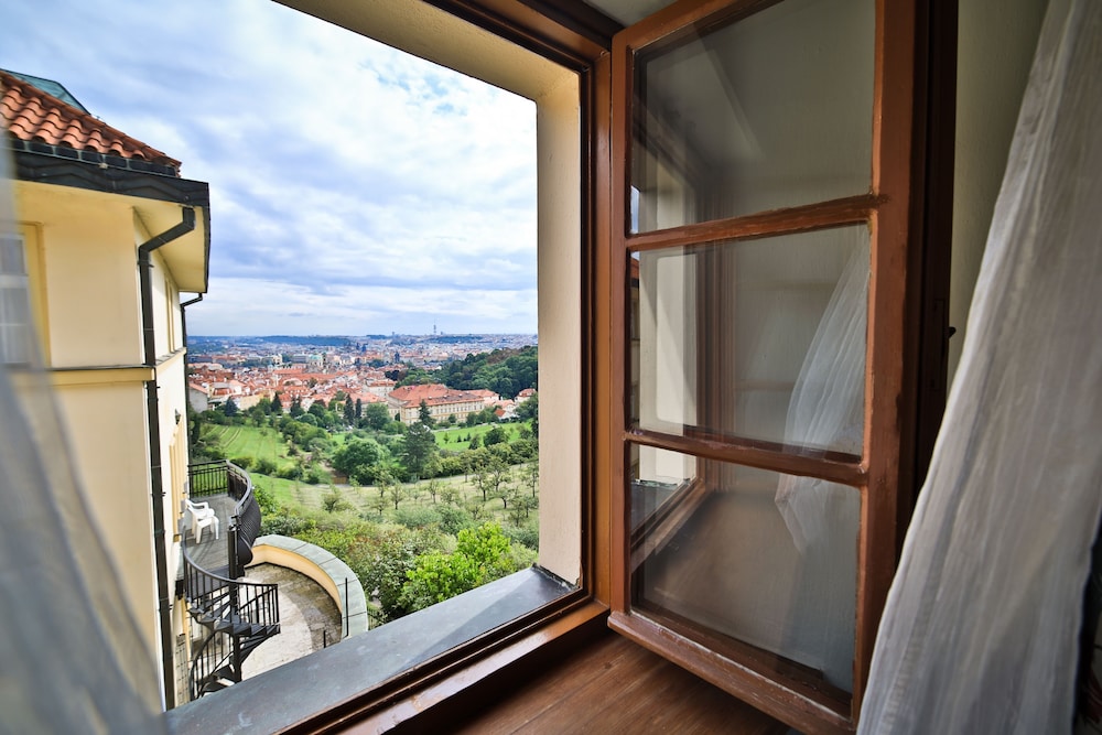 Hotel Questenberg — Hotel rooms in Prague, Prague