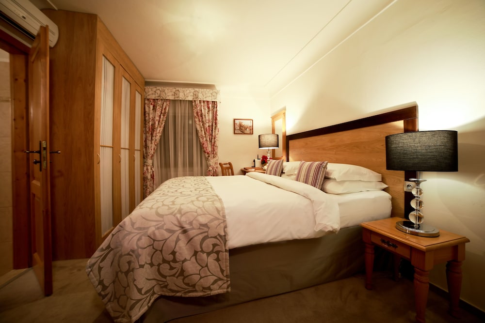 Hotel Questenberg — Hotel rooms in Prague, Prague