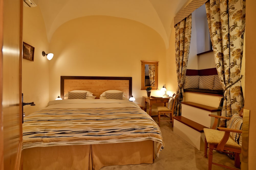Hotel Questenberg — Hotel rooms in Prague, Prague