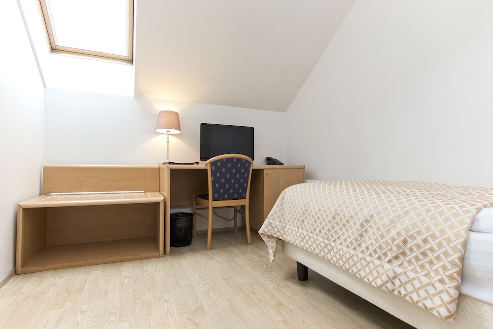 Hotel Tivoli Prague — Hotel rooms in Prague, Prague