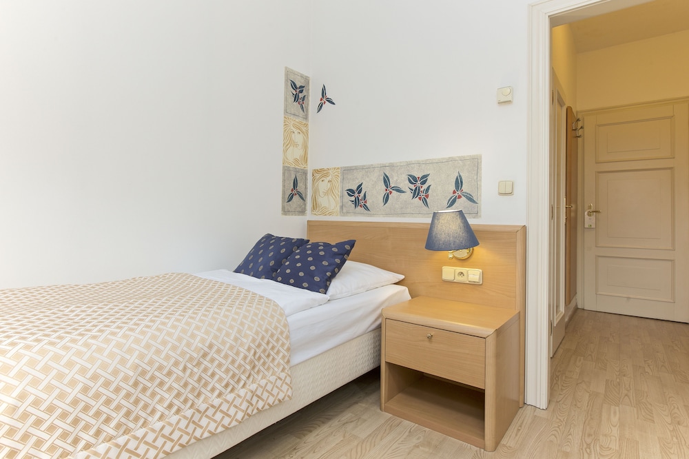 Hotel Tivoli Prague — Hotel rooms in Prague, Prague