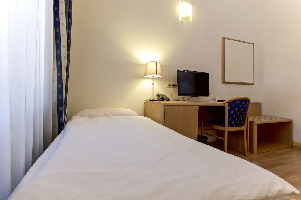 Hotel Tivoli Prague — Hotel rooms in Prague, Prague