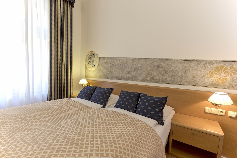 Hotel Tivoli Prague — Hotel rooms in Prague, Prague