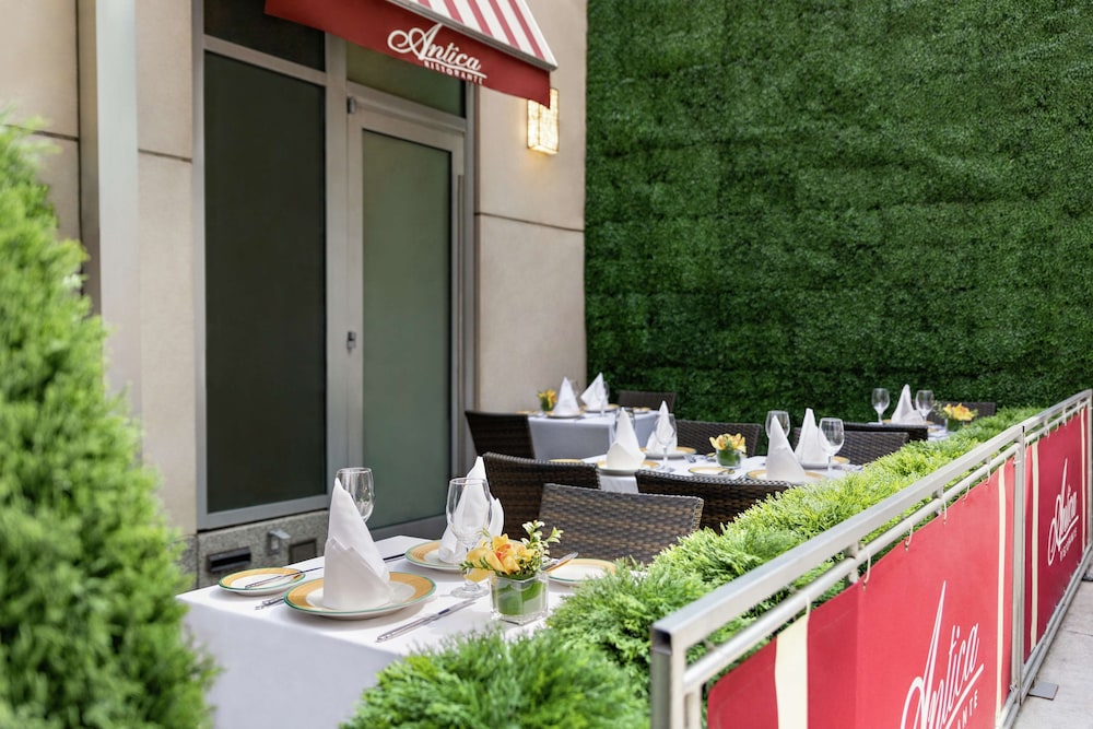 DoubleTree by Hilton New York Downtown — Restaurant & bars in New York City, New York State