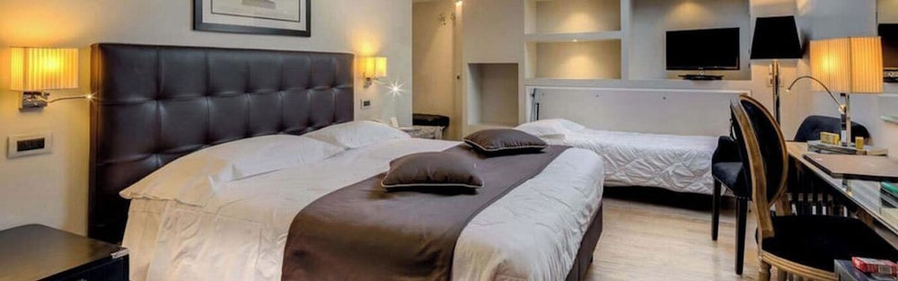 Hotel Roma — Hotel rooms in Florence, Tuscany