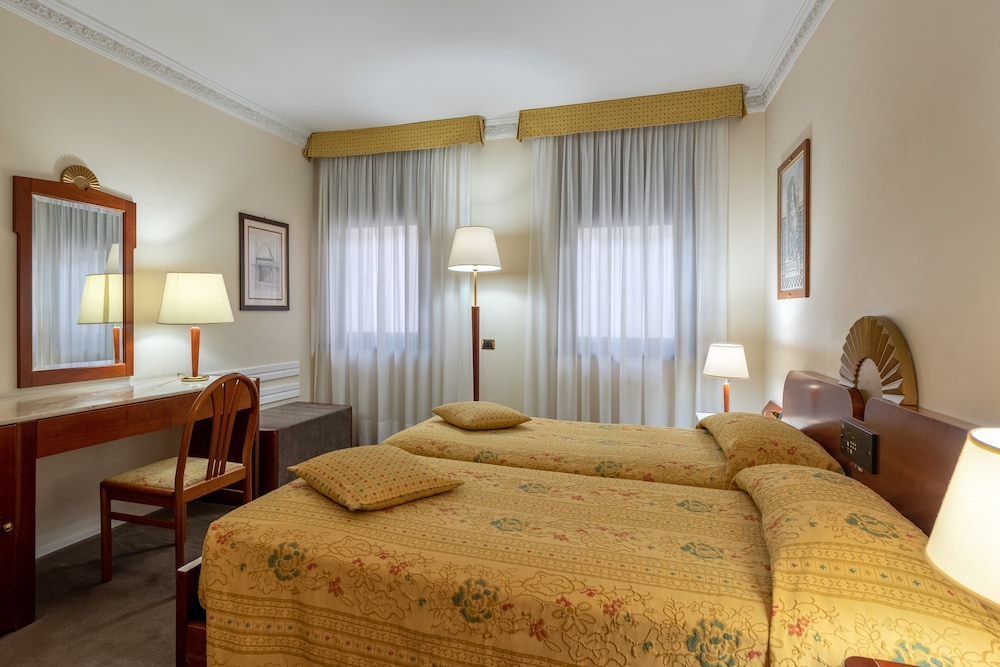 Hotel Roma — Hotel rooms in Florence, Tuscany