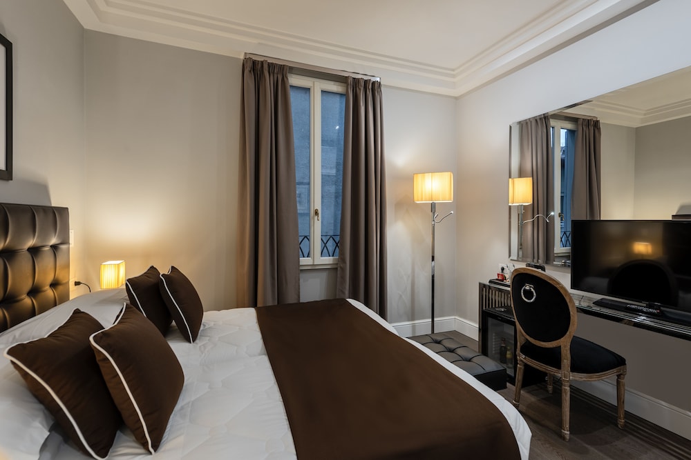 Hotel Roma — Hotel rooms in Florence, Tuscany