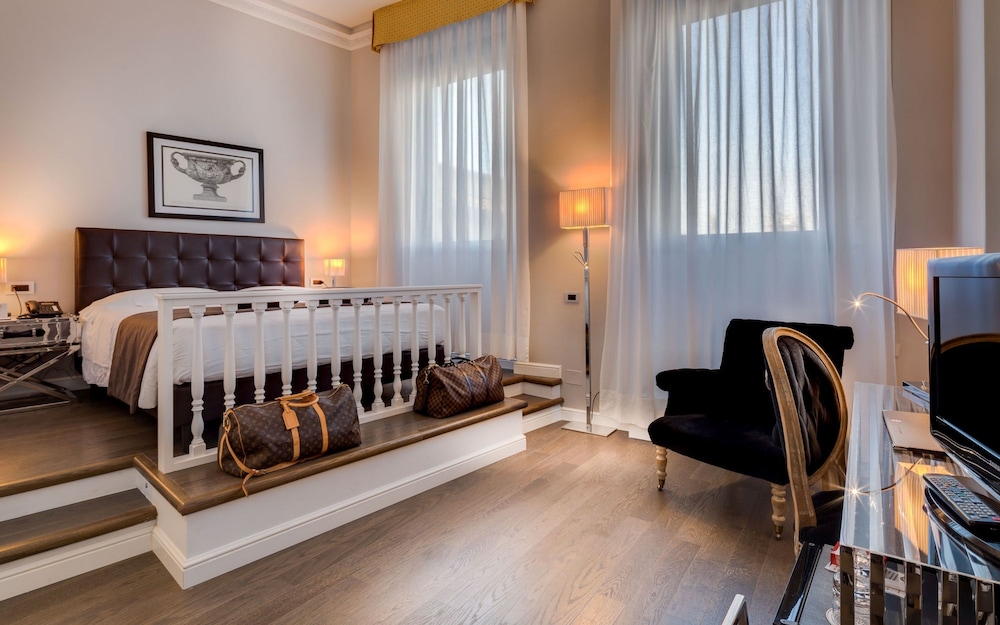 Hotel Roma — Hotel rooms in Florence, Tuscany