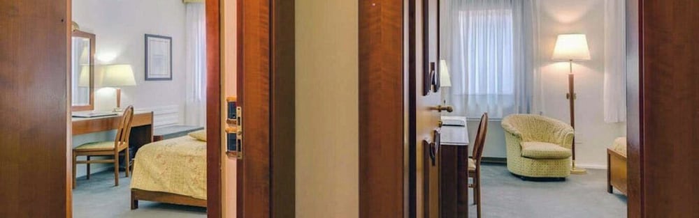Hotel Roma — Hotel rooms in Florence, Tuscany