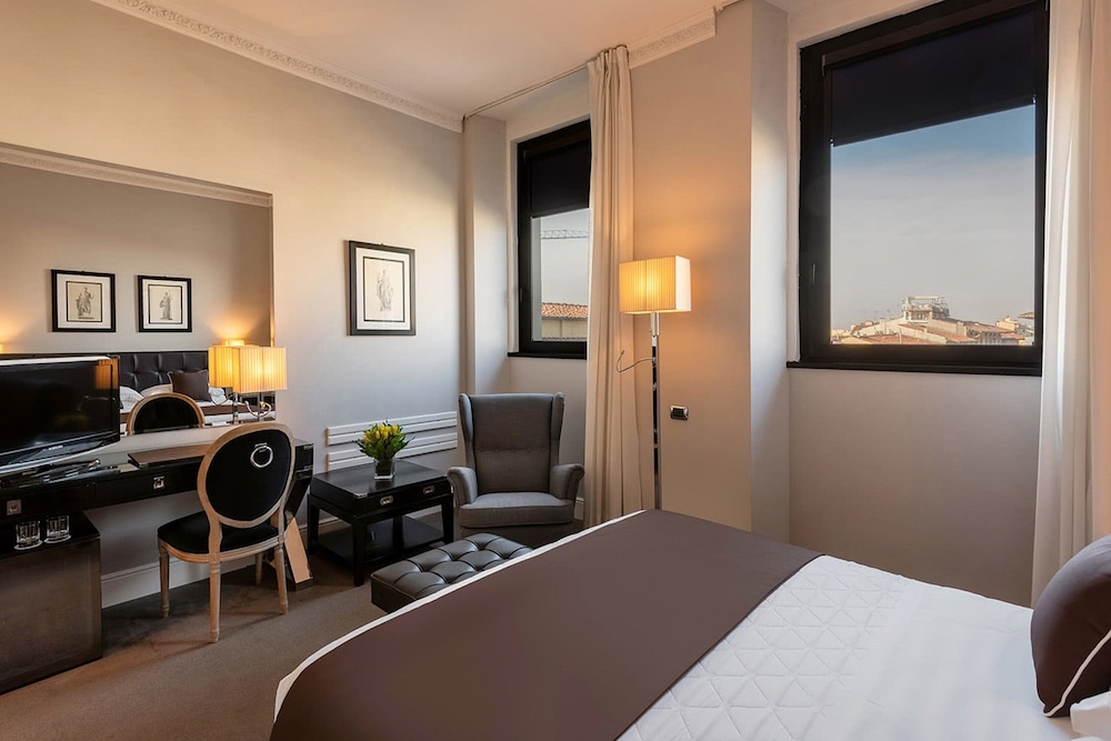 Hotel Roma — Hotel rooms in Florence, Tuscany
