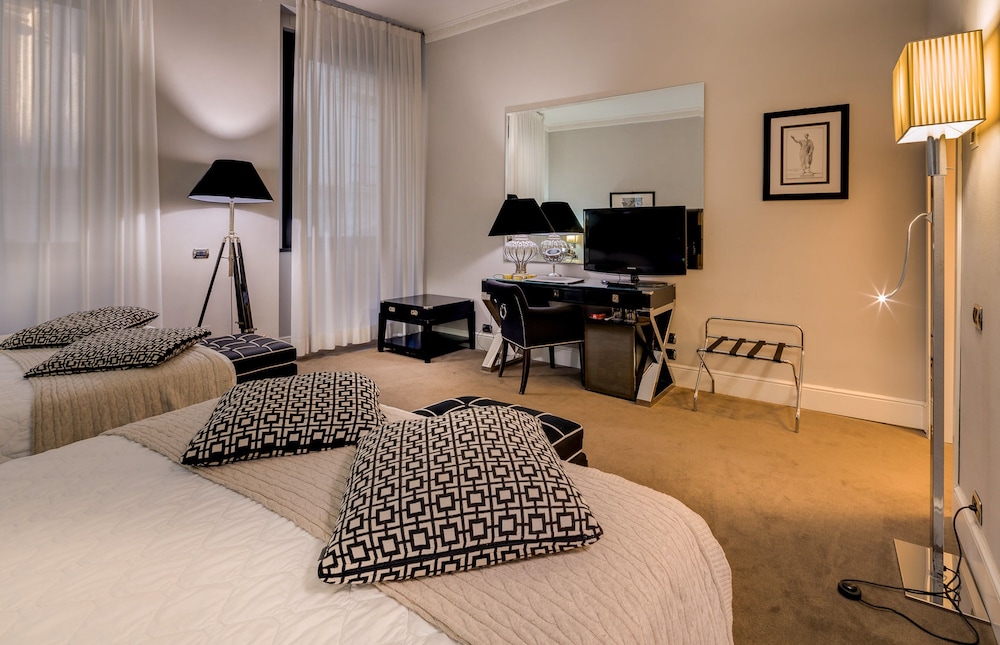 Hotel Roma — Hotel rooms in Florence, Tuscany