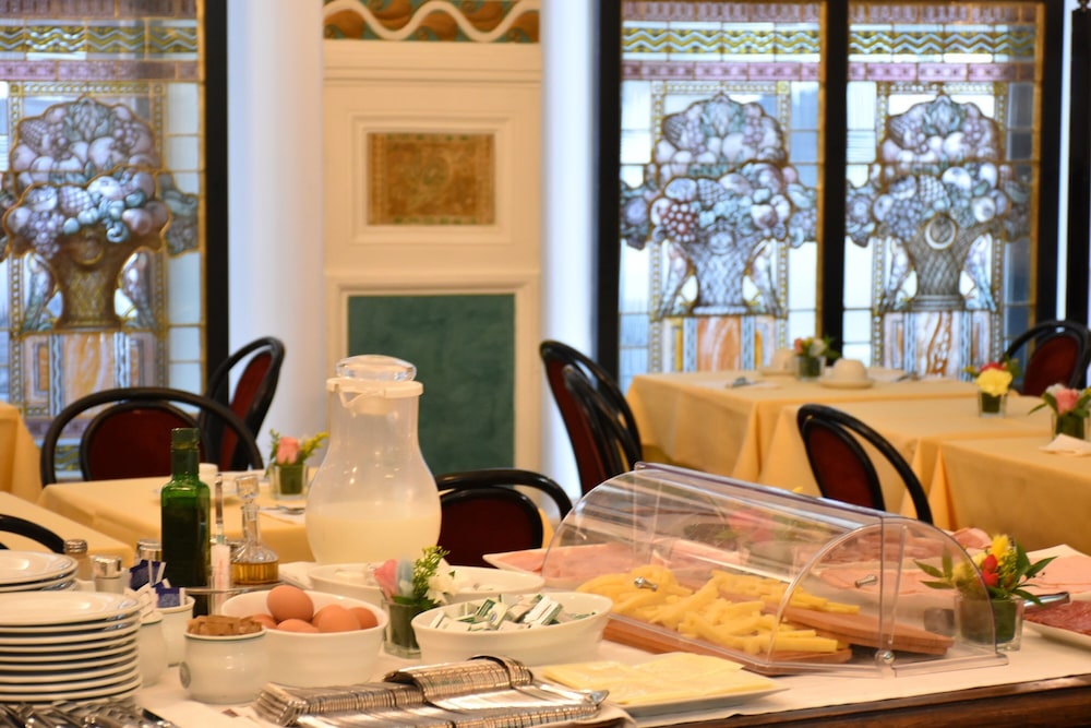 Hotel Roma — Restaurant & bars in Florence, Tuscany