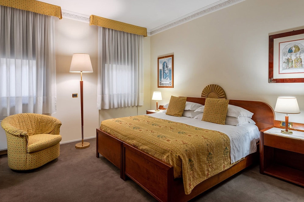 Hotel Roma — Hotel rooms in Florence, Tuscany