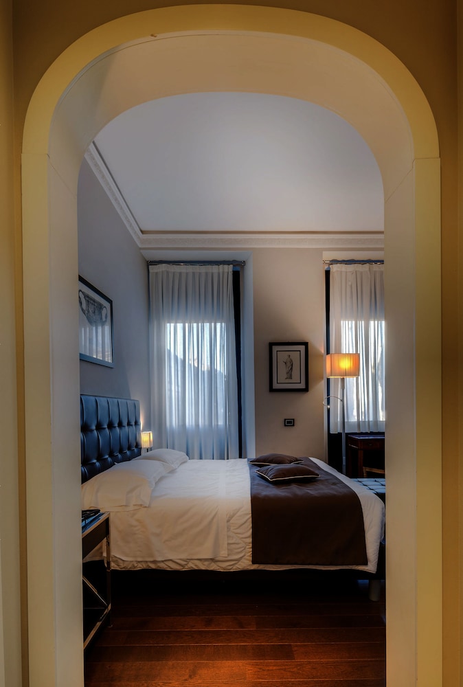 Hotel Roma — Hotel rooms in Florence, Tuscany