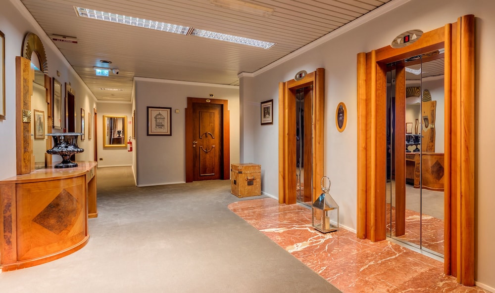Hotel Roma — Hotel building in Florence, Tuscany
