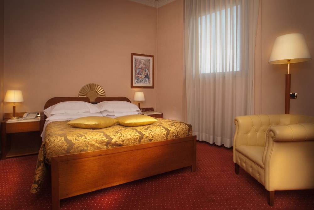 Hotel Roma — Hotel rooms in Florence, Tuscany
