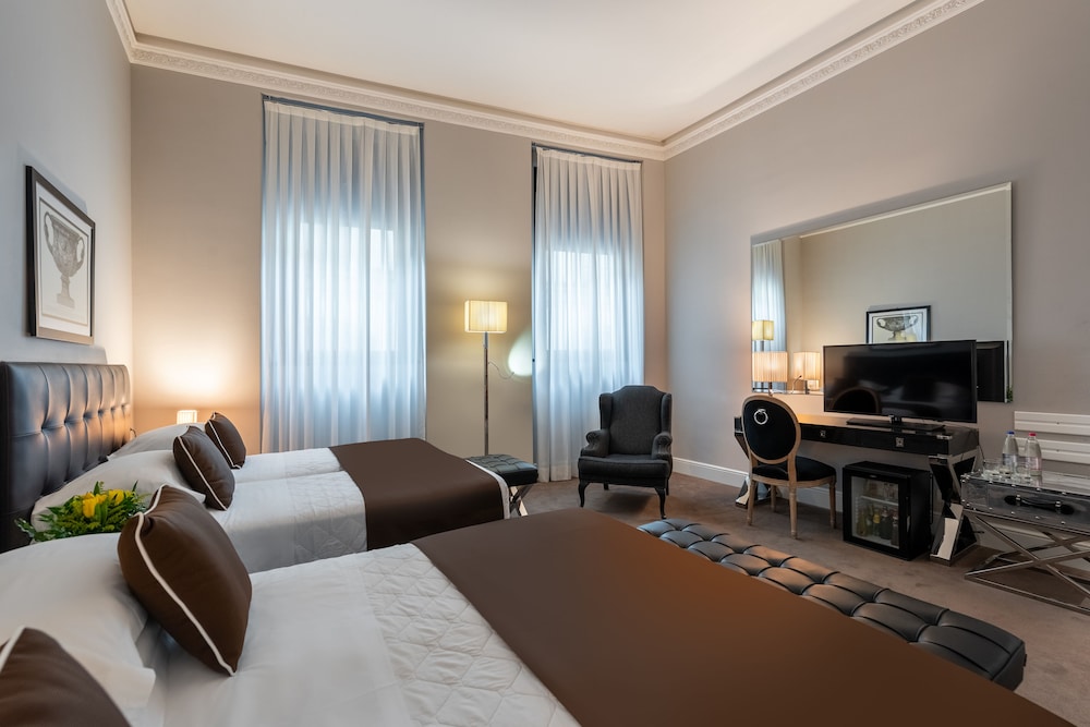 Hotel Roma — Hotel rooms in Florence, Tuscany