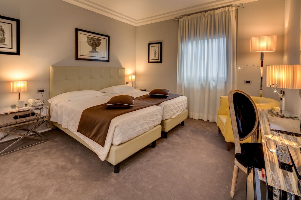 Hotel Roma — Hotel rooms in Florence, Tuscany