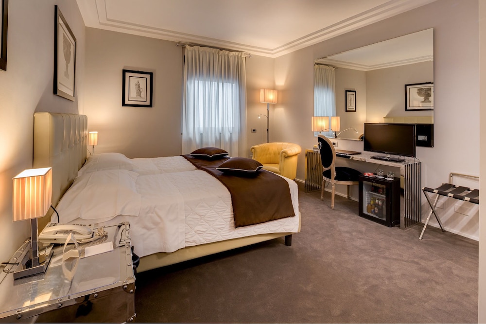 Hotel Roma — Hotel rooms in Florence, Tuscany