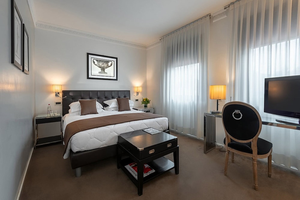 Hotel Roma — Hotel rooms in Florence, Tuscany
