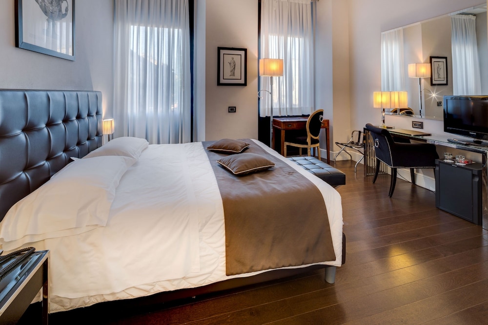 Hotel Roma — Hotel rooms in Florence, Tuscany