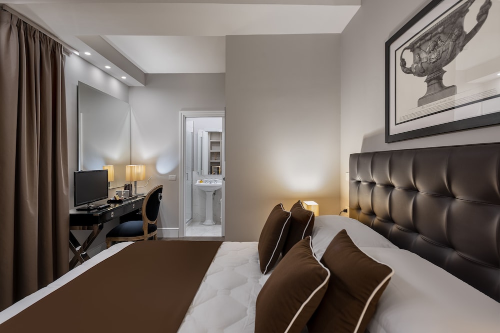 Hotel Roma — Hotel rooms in Florence, Tuscany