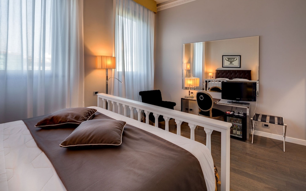 Hotel Roma — Hotel rooms in Florence, Tuscany